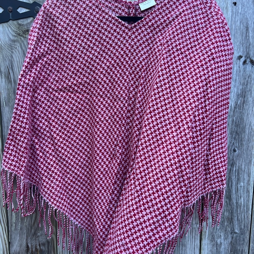 LORD AND TAYLOR Houndstooth Pink and Red Lightweight Fringe Poncho One Size - Picture 2 of 10